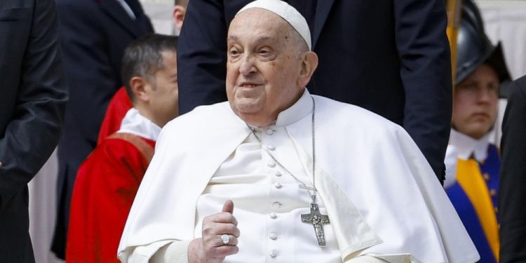 La salud del papa Francisco continúa mejorando, pero su presencia en los ritos de Semana Santa sigue siendo incierta.