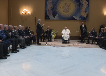 El papa Francisco recibe en el Vaticano a parte del personal del hospital Gemelli que lo atendió durante 38 días.