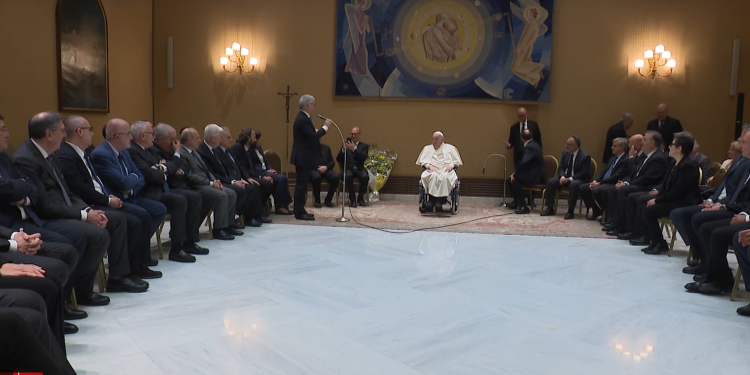 El papa Francisco recibe en el Vaticano a parte del personal del hospital Gemelli que lo atendió durante 38 días.
