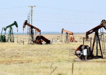 La guerra comercial favorece la caída del precio del petróleo de Texas, que hoy abrió a 56.86 dólares el barril.