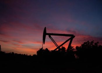 El petróleo WTI de Texas cayó este martes por debajo de los 60 dólares, por primera vez en cuatro años.