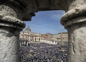 La plaza de San Pedro lucía abarrotada este domingo cuando el papa Francisco apareció por última vez para la bendición Urbi et Orbi.