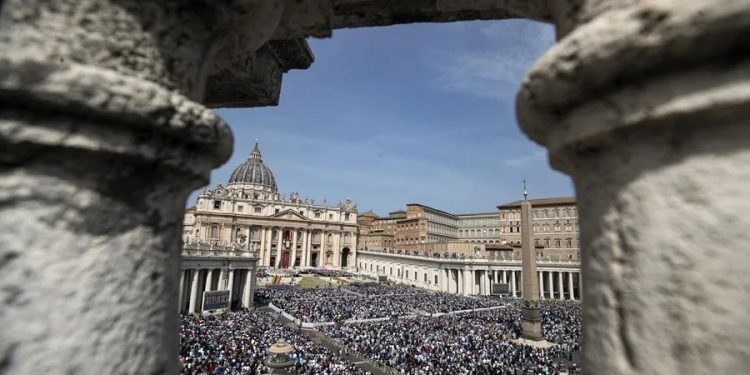 La plaza de San Pedro lucía abarrotada este domingo cuando el papa Francisco apareció por última vez para la bendición Urbi et Orbi.