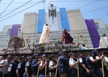 Agentes de la PNC participan en la procesión de Jesús Resucitado del templo de Santo Domingo, en la zona 1 capitalina.