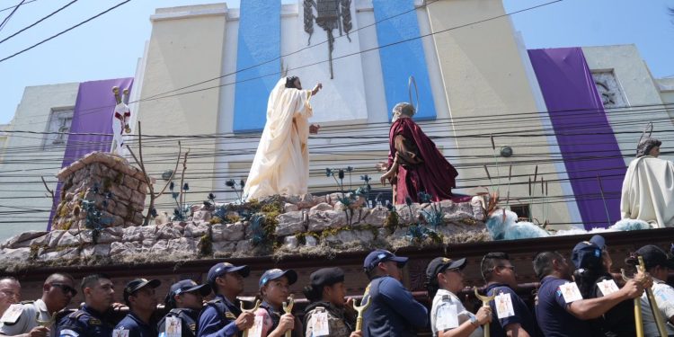 Agentes de la PNC participan en la procesión de Jesús Resucitado del templo de Santo Domingo, en la zona 1 capitalina.