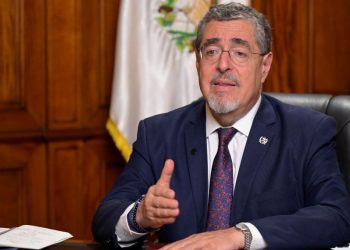 El presidente Bernardo Arévalo aclara dudas sobre el programa Becas por Nuestro Futuro.