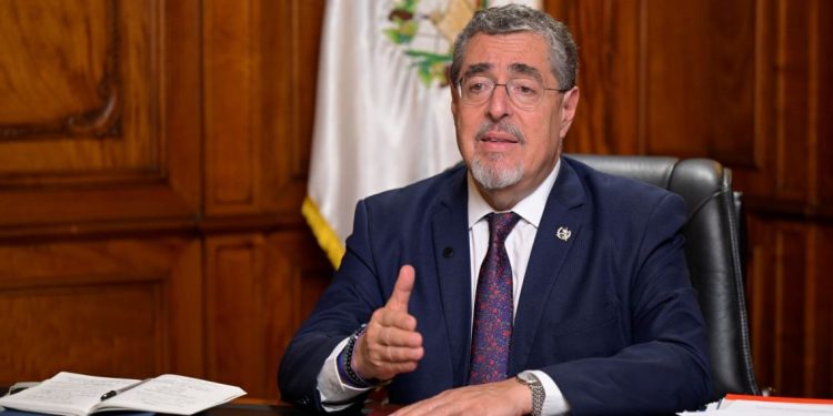 El presidente Bernardo Arévalo aclara dudas sobre el programa Becas por Nuestro Futuro.