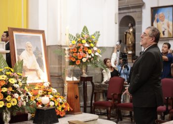 El presidente Bernardo Arévalo, durante la misa por el papa Francisco, en la catedral metropolitana. /Foto: Noé Pérez