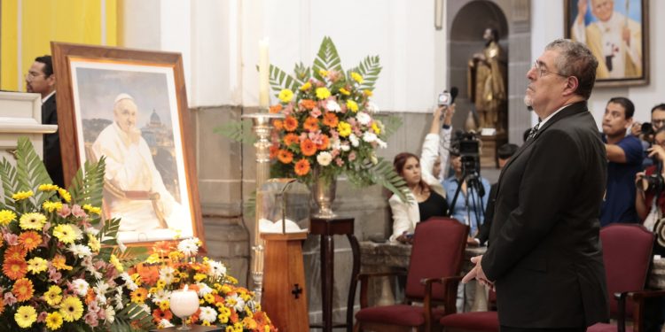 El presidente Bernardo Arévalo, durante la misa por el papa Francisco, en la catedral metropolitana. /Foto: Noé Pérez