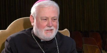 Monseñor Paul R. Gallagher, secretario del Vaticano para las Relaciones con los Estados, sostuvo una conversación telefónica con el ministro de Exteriores ruso, Sergei Lavrov, sobre la guerra en Ucrania.