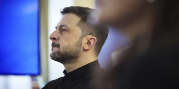 El presidente de Ucrania, Volodimir Zelenski, denuncia las violaciones de Rusia a la tregua por la Pascua.