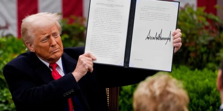 Los aranceles del 10 % que el gobierno de Trump impuso a la mayoría de países de Latinoamérica entrarán en vigor el próximo sábado.