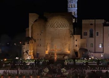 El Vía Crucis del Viernes Santo, se llevó a cabo en el Coliseo de Roma sin la presencia del Papa.