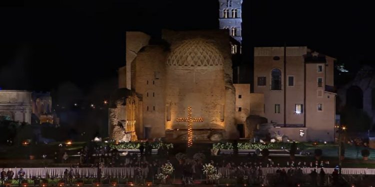 El Vía Crucis del Viernes Santo, se llevó a cabo en el Coliseo de Roma sin la presencia del Papa.