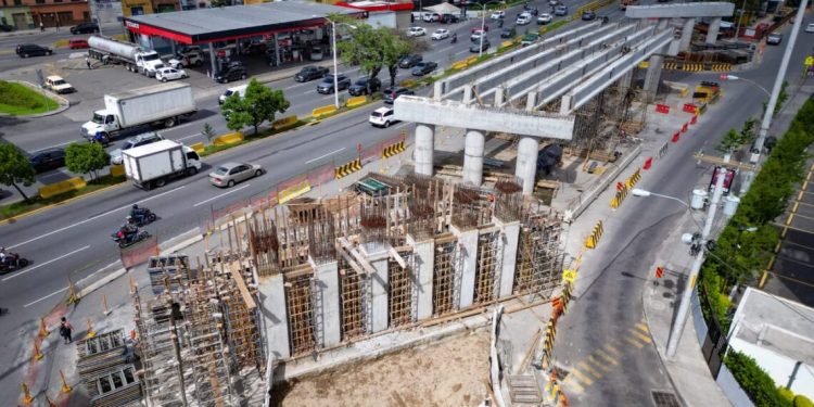 La construcción del paso a desnivel en la calzada Roosevelt y 9a. avenida, zona 11, se reanudó este lunes.