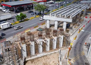 En el viaducto de la calzada Roosevelt y 9a. avenida, zona 11, se llevan a cabo trabajos de prevensión.