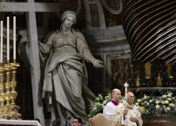 El cardenal Giovanni Battista Re, quien presidió la Vigilia Pascual, leyó la homilía del Papa, en la que pide traer esperanza ante tantos vientos de muerte.