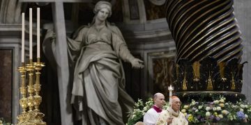 El cardenal Giovanni Battista Re, quien presidió la Vigilia Pascual, leyó la homilía del Papa, en la que pide traer esperanza ante tantos vientos de muerte.