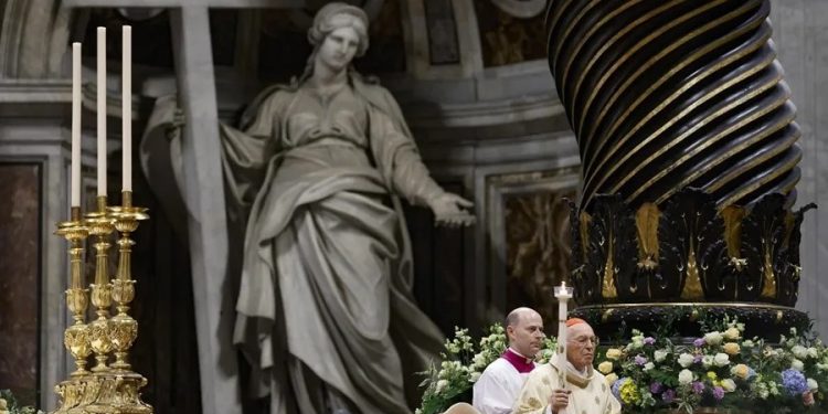 El cardenal Giovanni Battista Re, quien presidió la Vigilia Pascual, leyó la homilía del Papa, en la que pide traer esperanza ante tantos vientos de muerte.