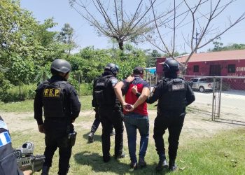 En los operativos en la que se detuvo a integrantes de la banda Los Gatos, los agentes decomisaron un arsenal de armas y otros objetos de interés para la investigación. / Foto: PNC
