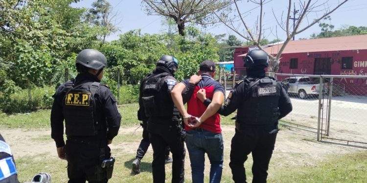 En los operativos en la que se detuvo a integrantes de la banda Los Gatos, los agentes decomisaron un arsenal de armas y otros objetos de interés para la investigación. / Foto: PNC