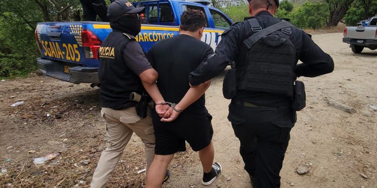 El detenido fue identificado como Cristofer “N”, quien quedó a disposición de las autoridades competentes. / Foto: PNC