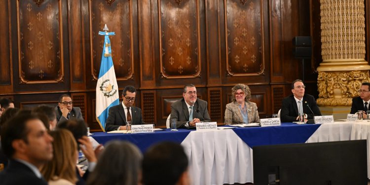 Gobierno de Arévalo se reunió con líderes de cámaras empresariales para establecer cooperación frente a los aranceles anunciados por Trump. / Foto: Gobierno de Guatemala.