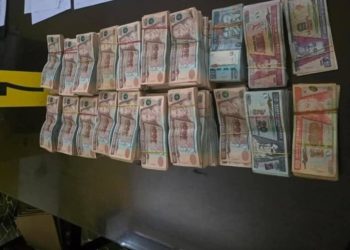 Además del dinero, las autoridades procedieron al decomiso de una computadora portátil. / Foto: PNC