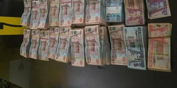 Además del dinero, las autoridades procedieron al decomiso de una computadora portátil. / Foto: PNC