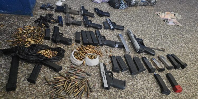 Incautan armas de fuego durante la requisa en Pavón. / Foto: PNC.