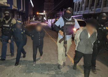 Durante el operativo, fueron capturadas dos personas identificadas como Juan “N”, de 48 años, y Florinda “N”, de 49 años, señaladas como las responsables del secuestro. / Foto: PNC