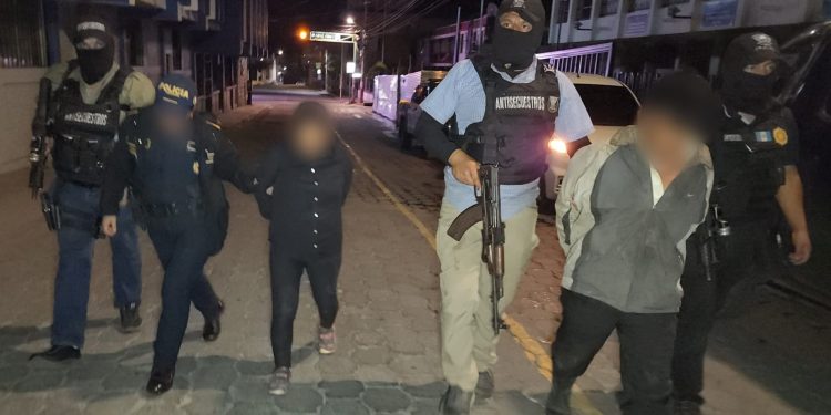 Durante el operativo, fueron capturadas dos personas identificadas como Juan “N”, de 48 años, y Florinda “N”, de 49 años, señaladas como las responsables del secuestro. / Foto: PNC