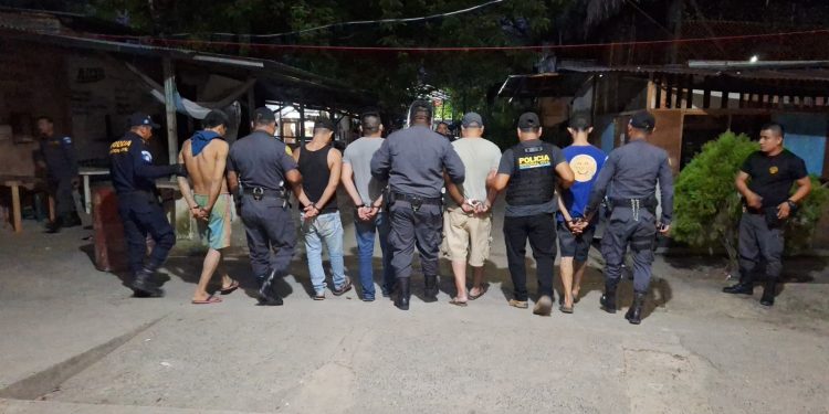 Reos consignados por cavar un túnel, presuntamente para fugarse. / Foto: PNC.