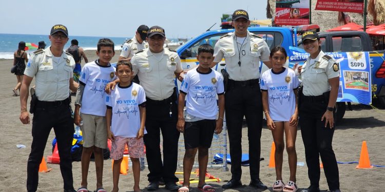 PNC lleva alegría a los niños en el descanso de Semana Santa, con juguetes y consejos de prevención. / Foto: PNC.