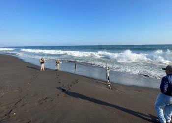 MARN lleva a cabo auditoría por tubería que desemboca en la playa y el mar. / Foto: MARN.