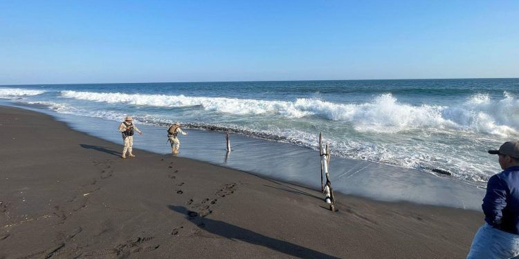 MARN lleva a cabo auditoría por tubería que desemboca en la playa y el mar. / Foto: MARN.