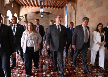 Presidente Arévalo durante visita en el Mingob. / Foto: Byron de la Cruz.