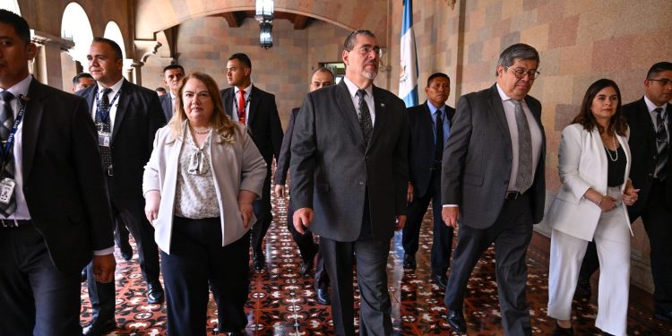 Presidente Arévalo durante visita en el Mingob. / Foto: Byron de la Cruz.