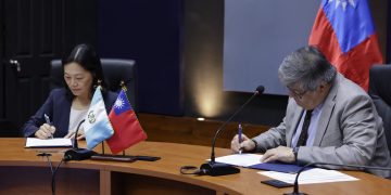 Durante la actividad, se suscribió una carta simbólica de intención para la donación de 252 motocicletas. / Foto: Daniel Ordoñez