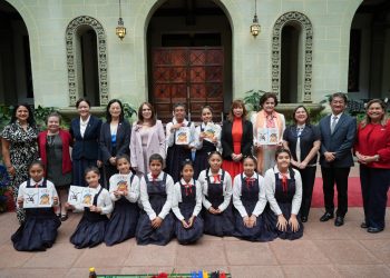 Llevan a cabo la presentación del Popol Vuh para niños traducido al mandarín./Foto: Minex.