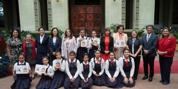 Llevan a cabo la presentación del Popol Vuh para niños traducido al mandarín./Foto: Minex.
