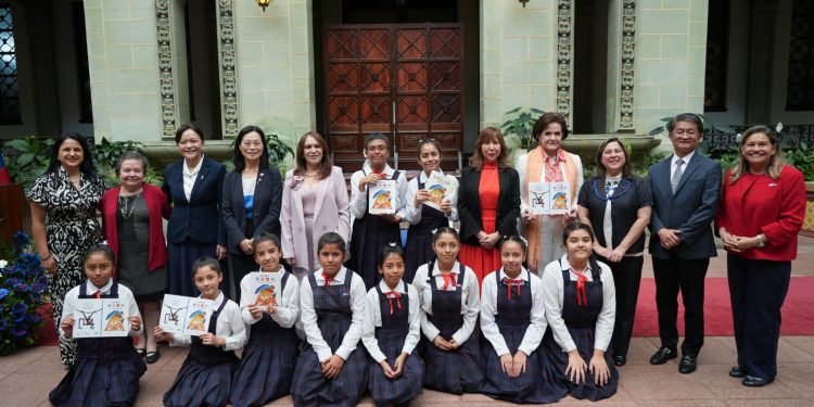 Llevan a cabo la presentación del Popol Vuh para niños traducido al mandarín./Foto: Minex.