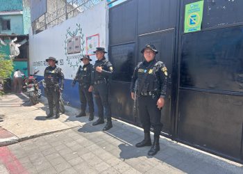 Agentes activaron el protocolo de seguridad en la escuela. / Foto: PNC.