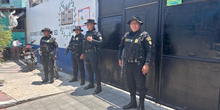 Agentes activaron el protocolo de seguridad en la escuela. / Foto: PNC.