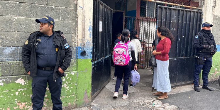 PNC refuerza la seguridad en escuelas del país con patrullajes y charlas preventivas