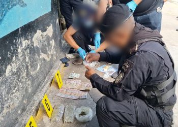La requisa en el centro carcelario, sumada a allanamientos realizados en el área, dejó como saldo dos capturados y tres reos notificados. / Foto: PNC