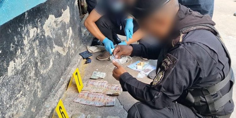 La requisa en el centro carcelario, sumada a allanamientos realizados en el área, dejó como saldo dos capturados y tres reos notificados. / Foto: PNC