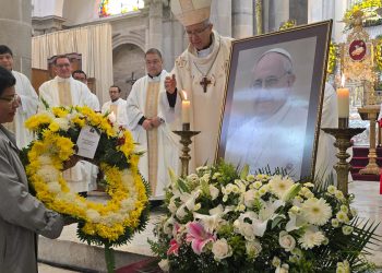 Quetzaltecos asisten a misa en memoria del papa Francisco