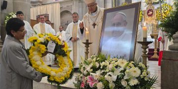 Quetzaltecos asisten a misa en memoria del papa Francisco