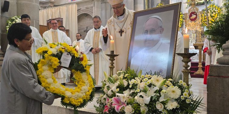 Quetzaltecos asisten a misa en memoria del papa Francisco